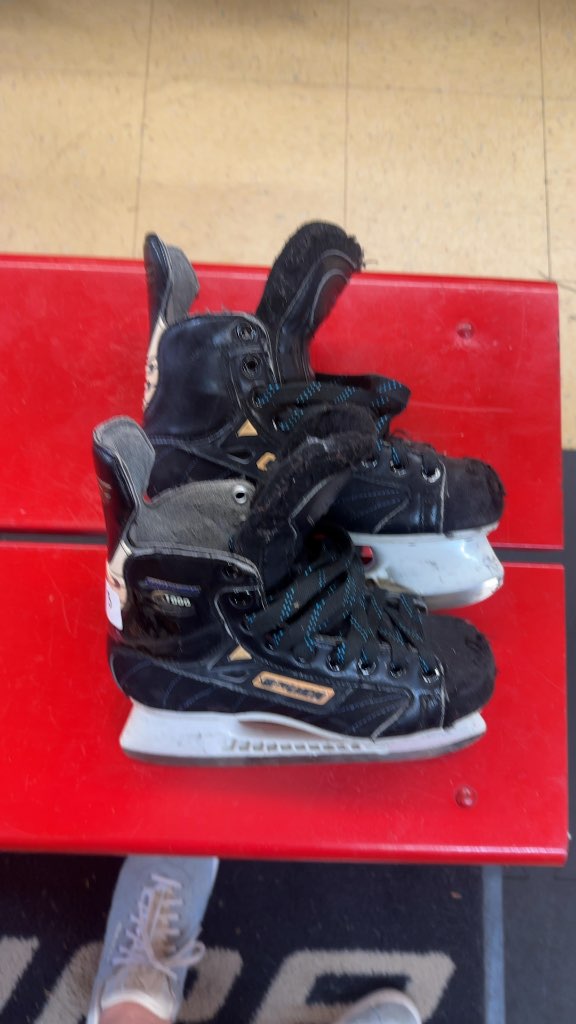 Bauer Vapor X1000 Hockey Skates Used Size 3