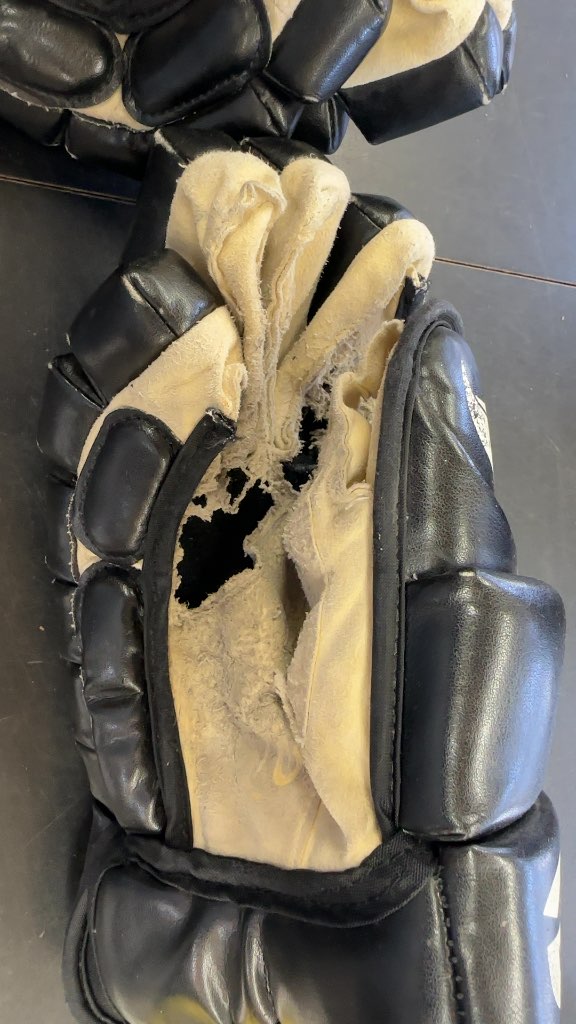 Eagle X70 Hockey Gloves Black Used 12.5"
Need to be repalmed but these beauty leather gloves will be good to go after that.