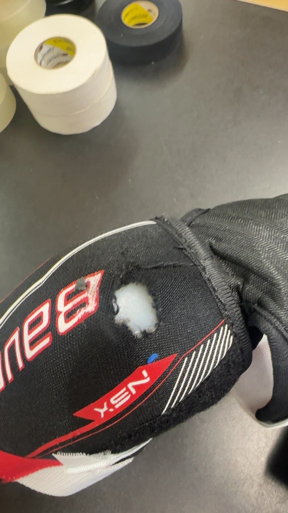 Bauer Hockey Elbow Pads NSX Senior Medium Used (small tear on the outside of one elbow) other than that in great shape