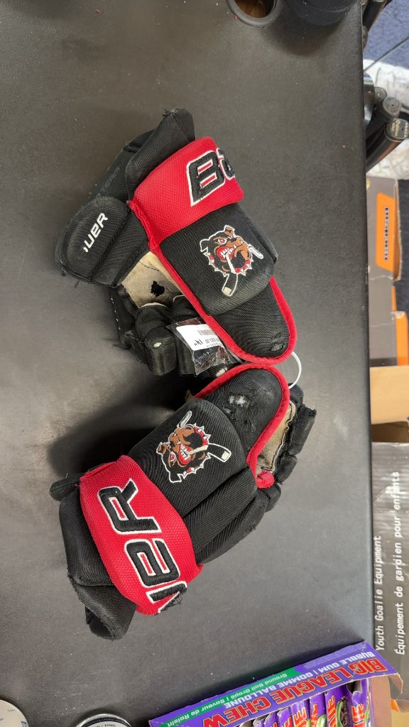 Bauer Hockey Gloves Port Alberni Bulldogs Used 14" pro gloves 
Hole in one palm