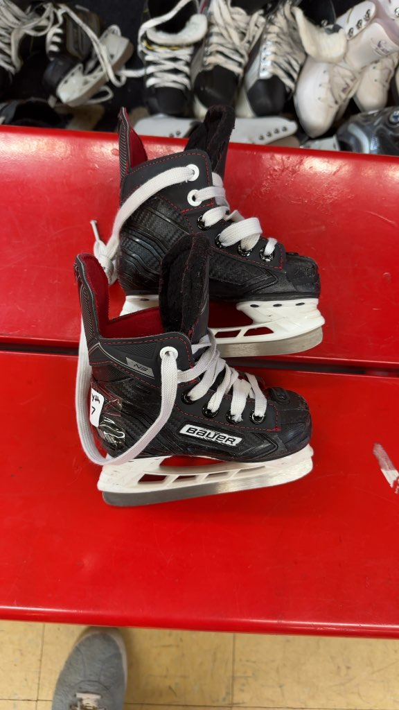Bauer Hockey Skates NS Youth 7 Good Condition