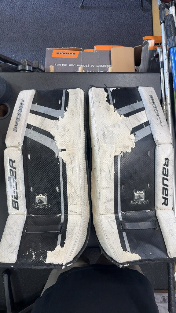 Bauer Prodigy 2.0 Youth Goalie Pads White/Black Used 24"