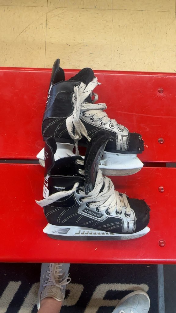 Bauer Supreme 100 Hockey Skates Youth Size 13Y Used
