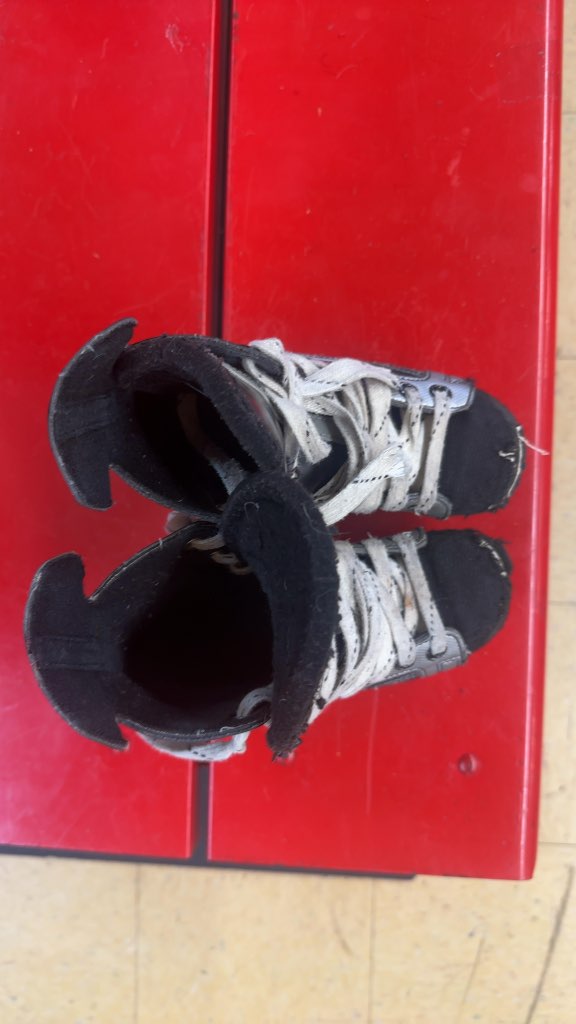 Bauer Supreme 100 Hockey Skates Youth Size 13Y Used