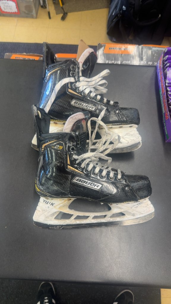 Bauer Supreme 2S Pro Hockey Skates Heavily Used Size 8
They look a bit rougher but still good structure to them. Tendons could use a bit of love