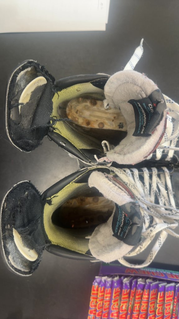 Bauer Supreme 2S Pro Hockey Skates Heavily Used Size 8
They look a bit rougher but still good structure to them. Tendons could use a bit of love