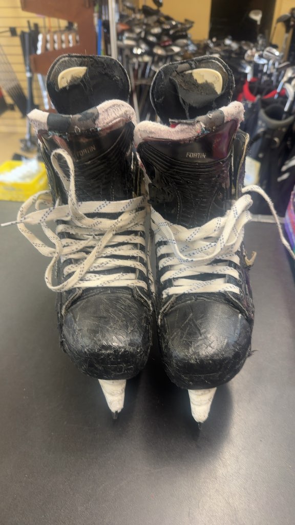 Bauer Supreme 2S Pro Hockey Skates Heavily Used Size 8
They look a bit rougher but still good structure to them. Tendons could use a bit of love
