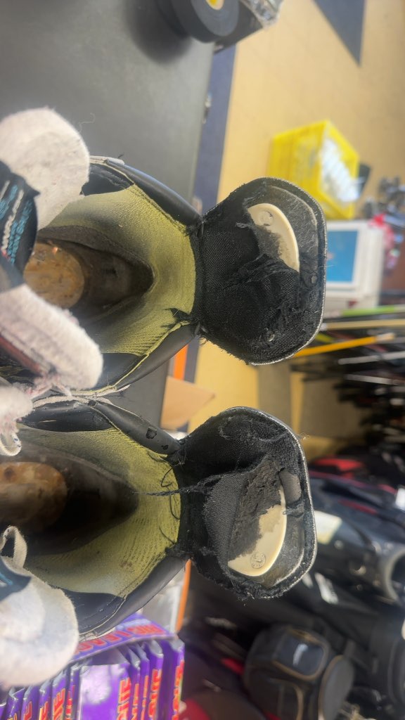 Bauer Supreme 2S Pro Hockey Skates Heavily Used Size 8
They look a bit rougher but still good structure to them. Tendons could use a bit of love
