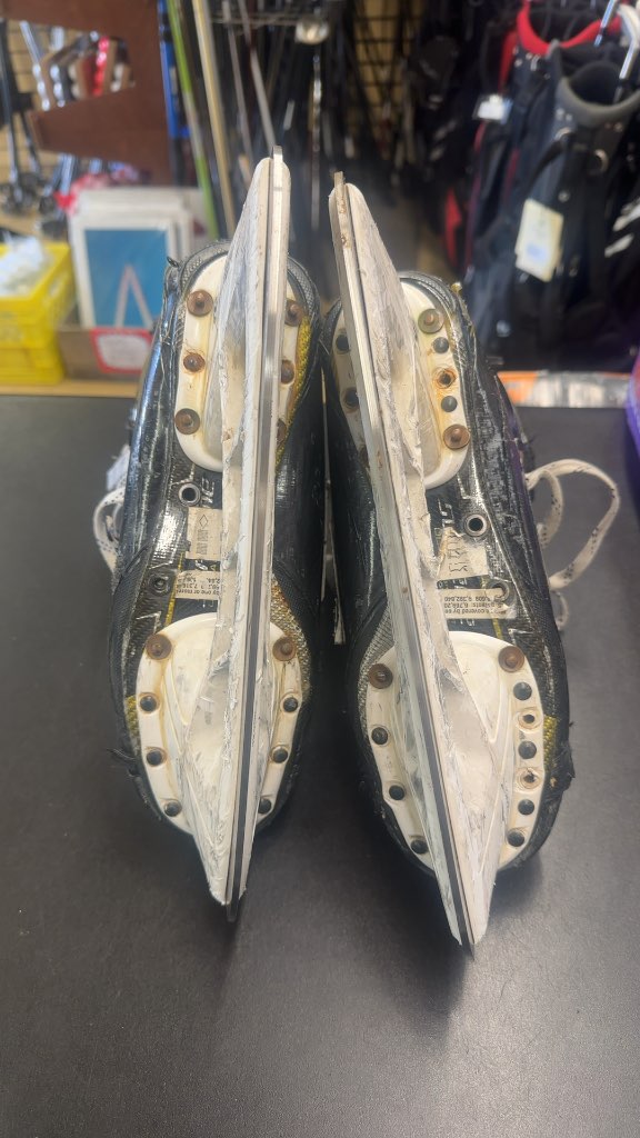 Bauer Supreme 2S Pro Hockey Skates Heavily Used Size 8
They look a bit rougher but still good structure to them. Tendons could use a bit of love