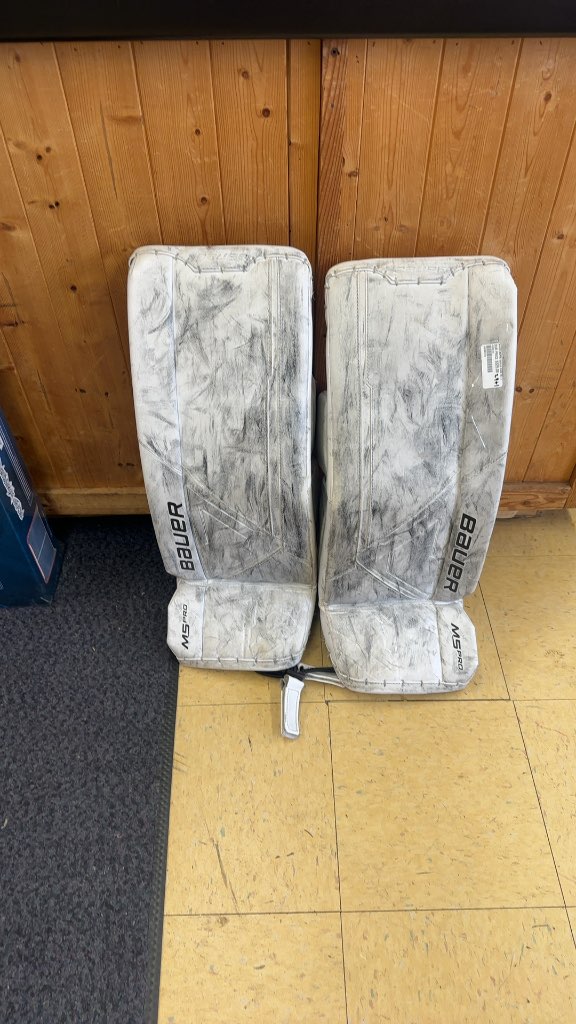 Bauer Supreme M5 Pro Goalie Pads - 29+1 Intermediate XS
Some wear on the knees but the fronts are in good shape