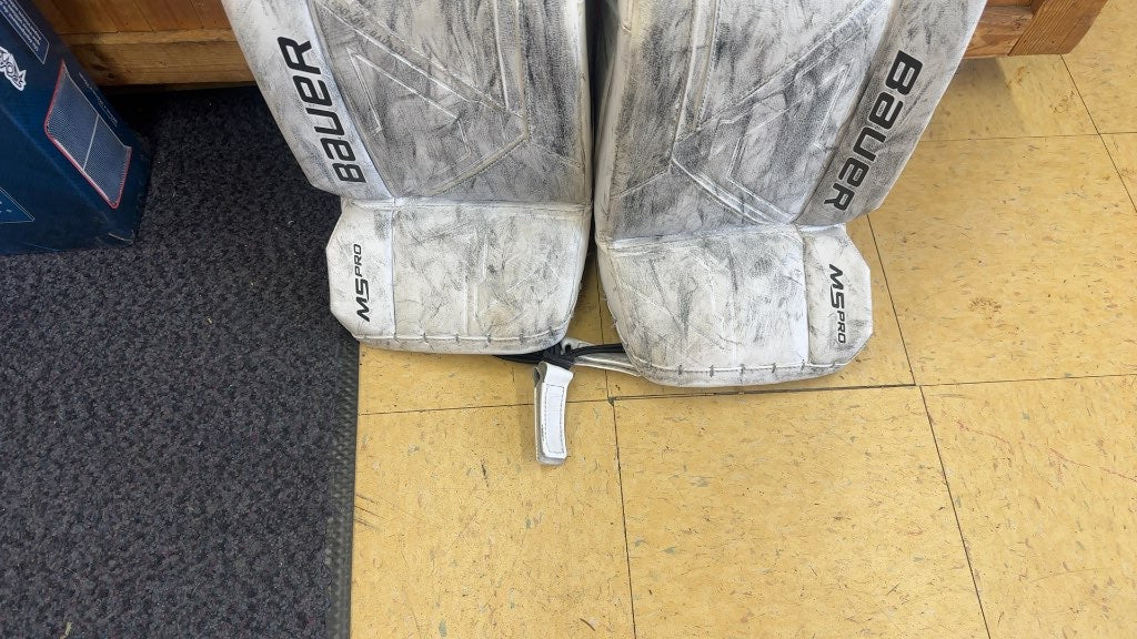Bauer Supreme M5 Pro Goalie Pads - 29+1 Intermediate XS
Some wear on the knees but the fronts are in good shape