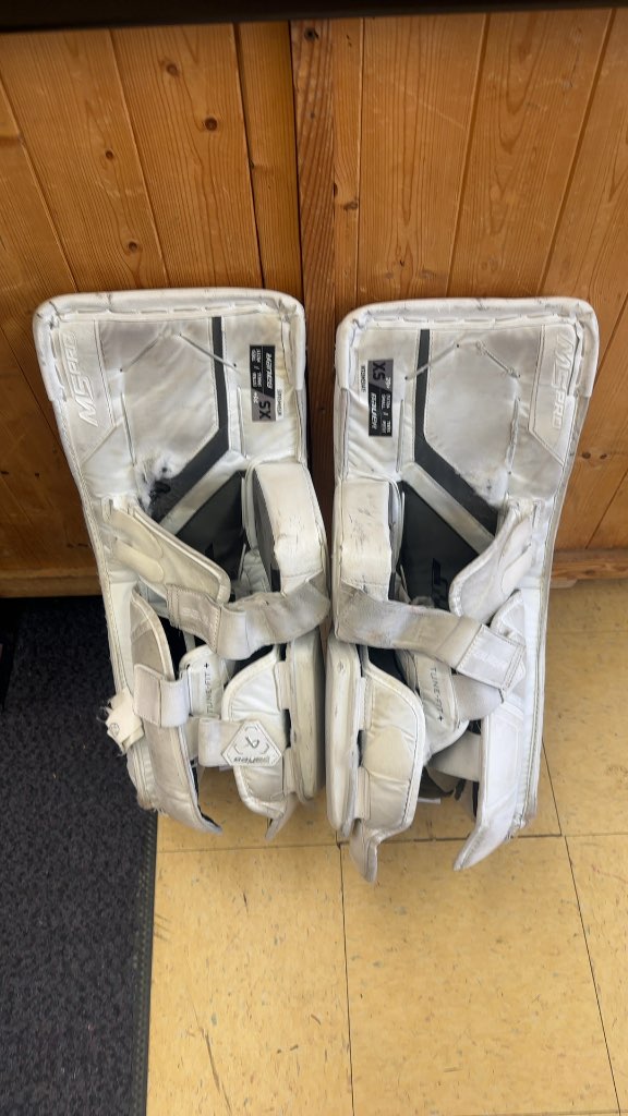 Bauer Supreme M5 Pro Goalie Pads - 29+1 Intermediate XS
Some wear on the knees but the fronts are in good shape