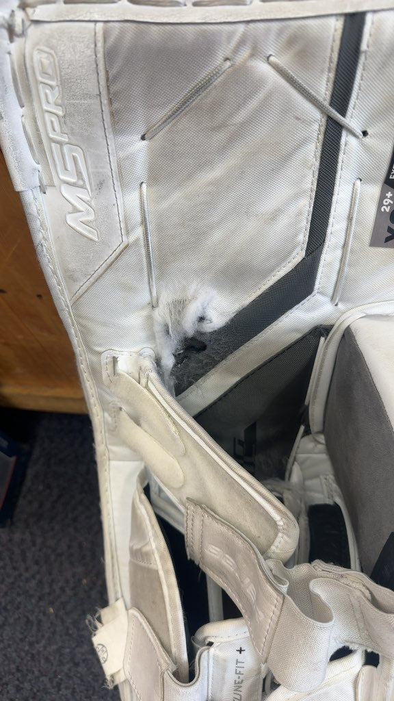 Bauer Supreme M5 Pro Goalie Pads - 29+1 Intermediate XS
Some wear on the knees but the fronts are in good shape
