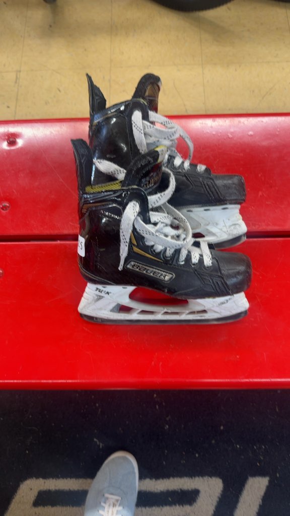 Bauer Supreme Matrix Hockey Skates Used Size 2.5