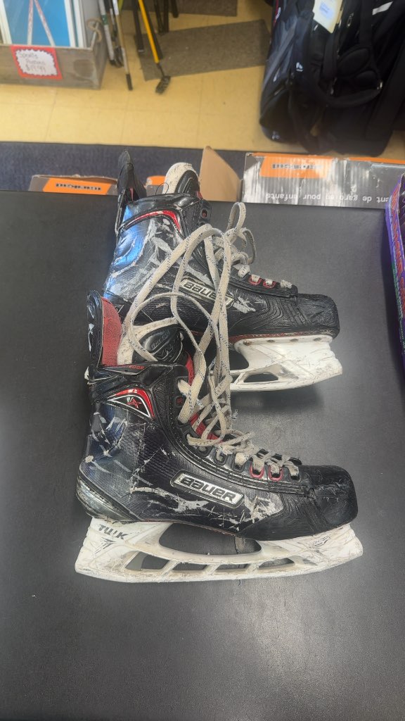 Bauer Vapor 1X Ice Hockey Skates Used Black/Red size 8
Pro skates beat up but still usable and structure to the boot. With superfeet insoles