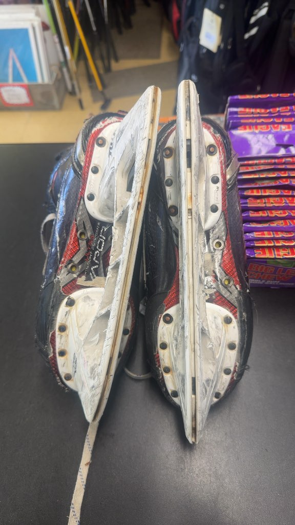 Bauer Vapor 1X Ice Hockey Skates Used Black/Red size 8
Pro skates beat up but still usable and structure to the boot. With superfeet insoles