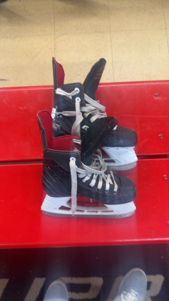 Bauer Vapor Hockey Skates Used Size 2 Black/Red