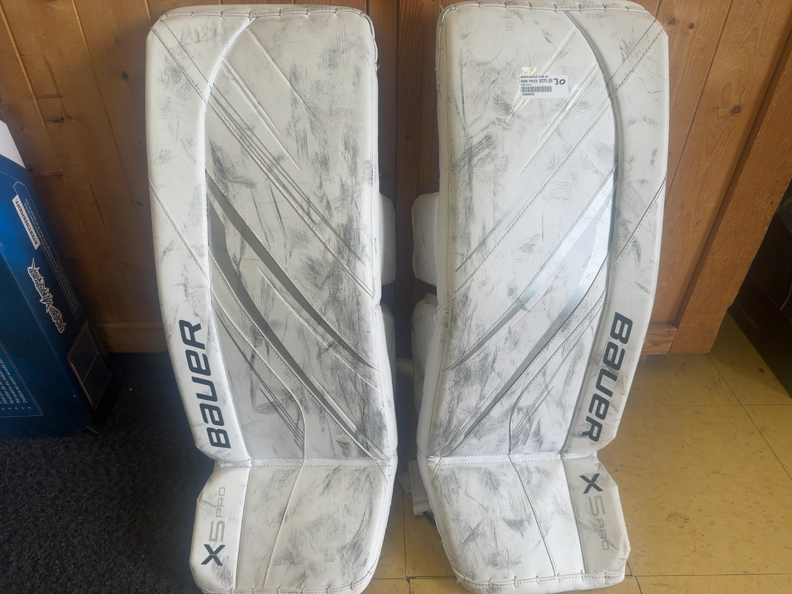 Bauer Vapor X5 Pro Intermediate Goalie Pads - 30+ Small
In very good condition