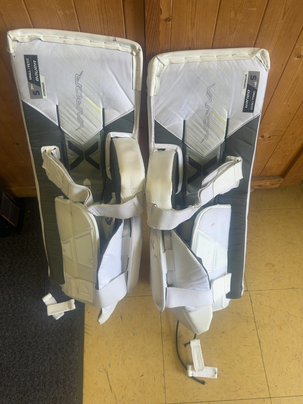 Bauer Vapor X5 Pro Intermediate Goalie Pads - 30+ Small
In very good condition