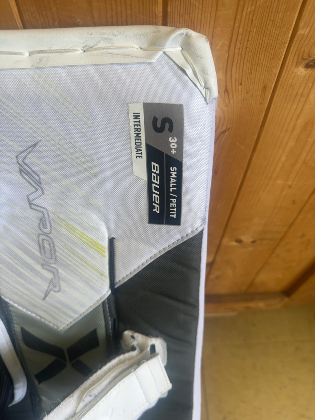 Bauer Vapor X5 Pro Intermediate Goalie Pads - 30+ Small
In very good condition