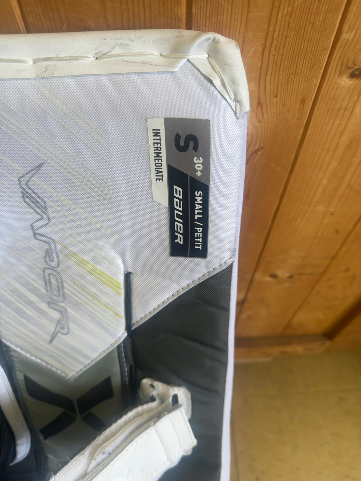 Bauer Vapor X5 Pro Intermediate Goalie Pads - 30+ Small
In very good condition