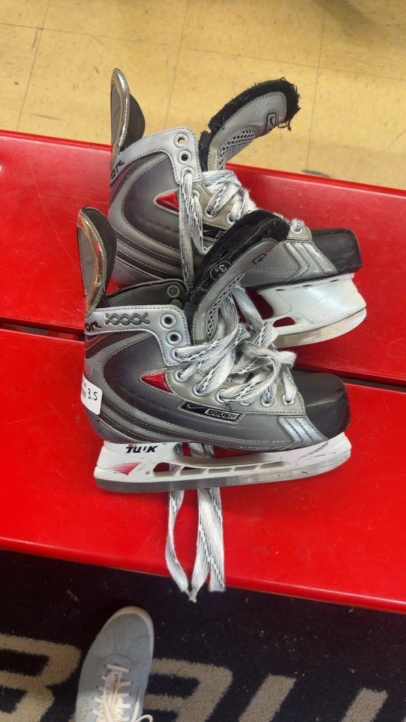 Bauer Vapor XXXX Hockey Skates Size 3.5 - Used