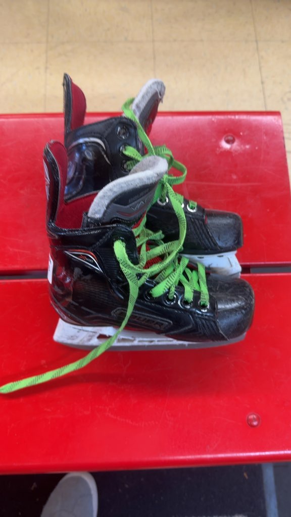 Bauer Vapor Youth Hockey Skates Size 12Y Used Black-tendon guards are a bit soft but still in tact