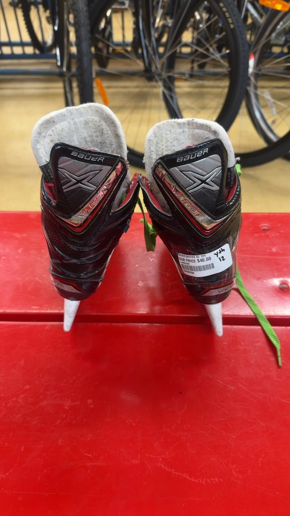 Bauer Vapor Youth Hockey Skates Size 12Y Used Black-tendon guards are a bit soft but still in tact