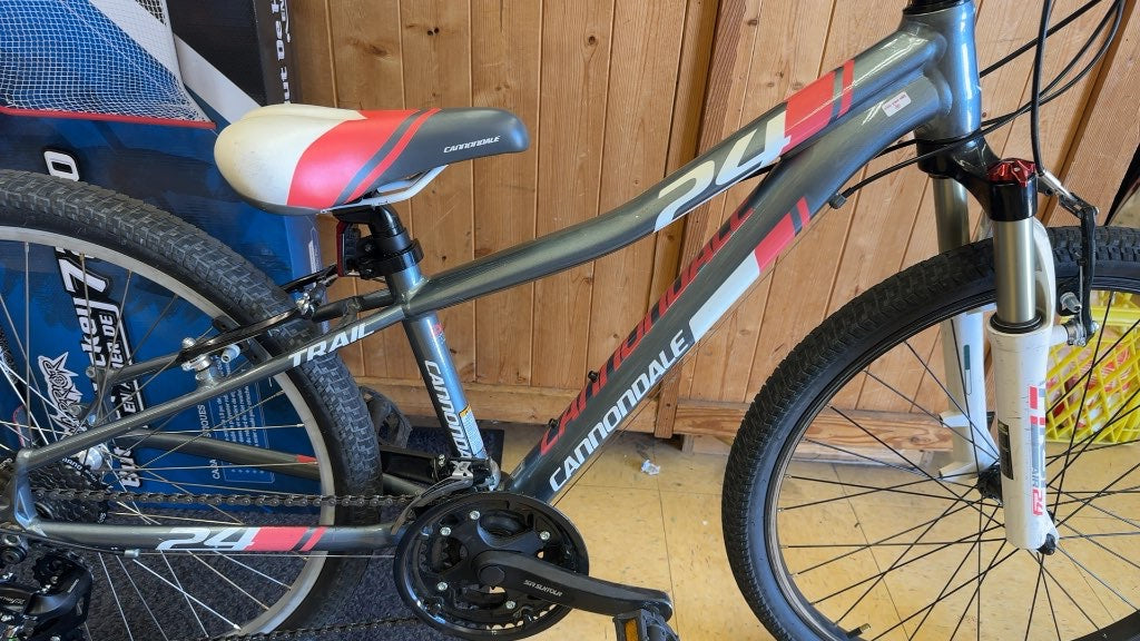 Cannondale Trail 24 Kids Mountain Bike-in very good shape.