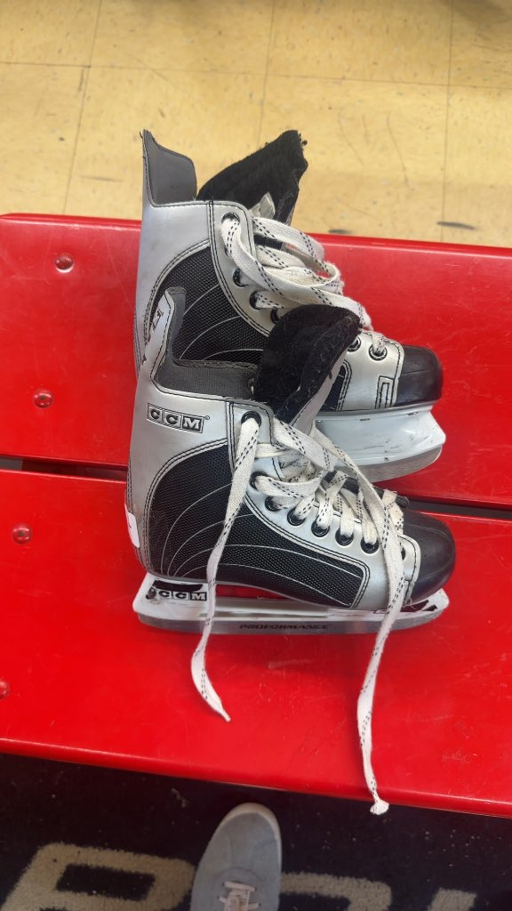 CCM 232 Heat Junior Hockey Skates Used Size 1