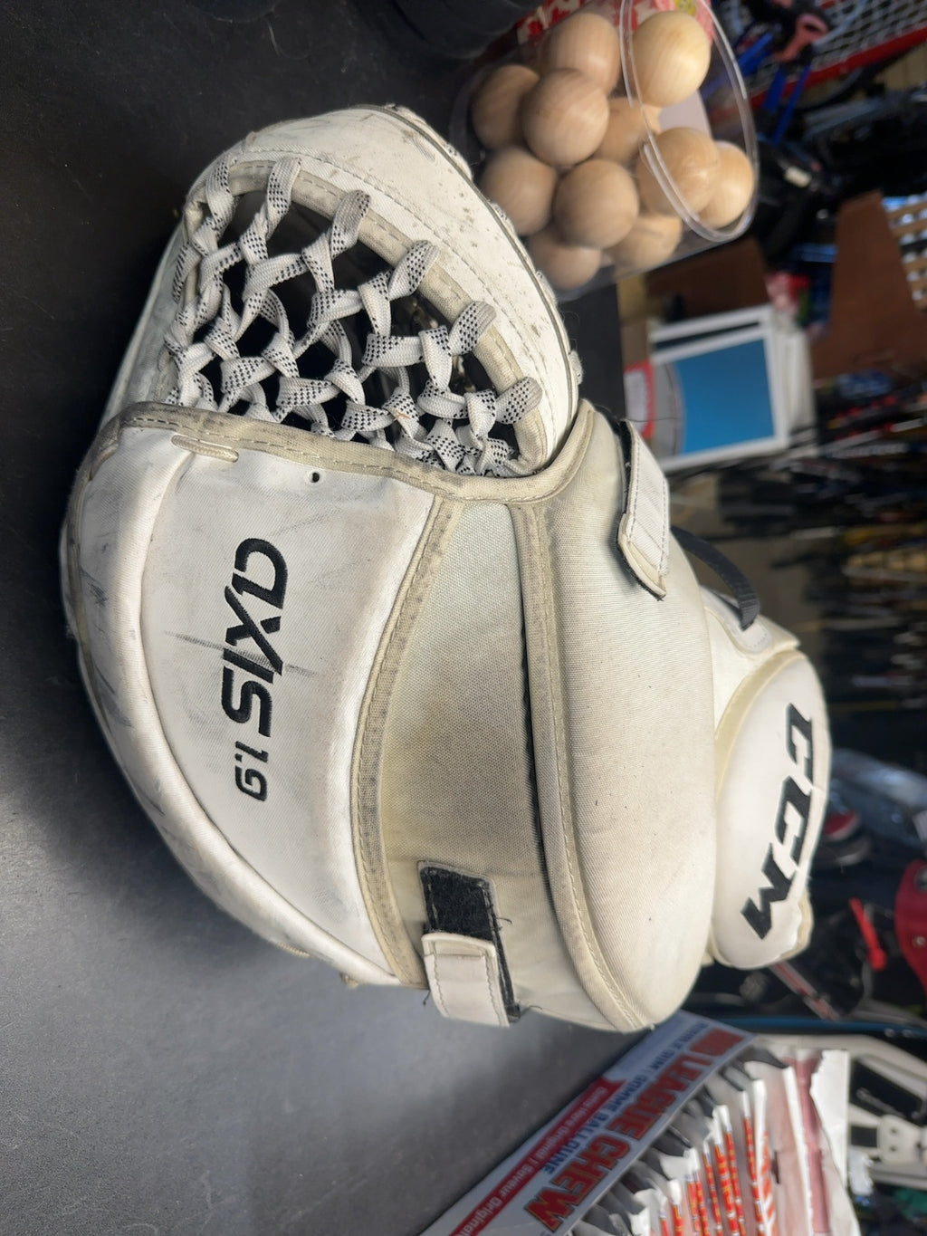 CCM Axis 1.9 Intermediate Goalie Catcher