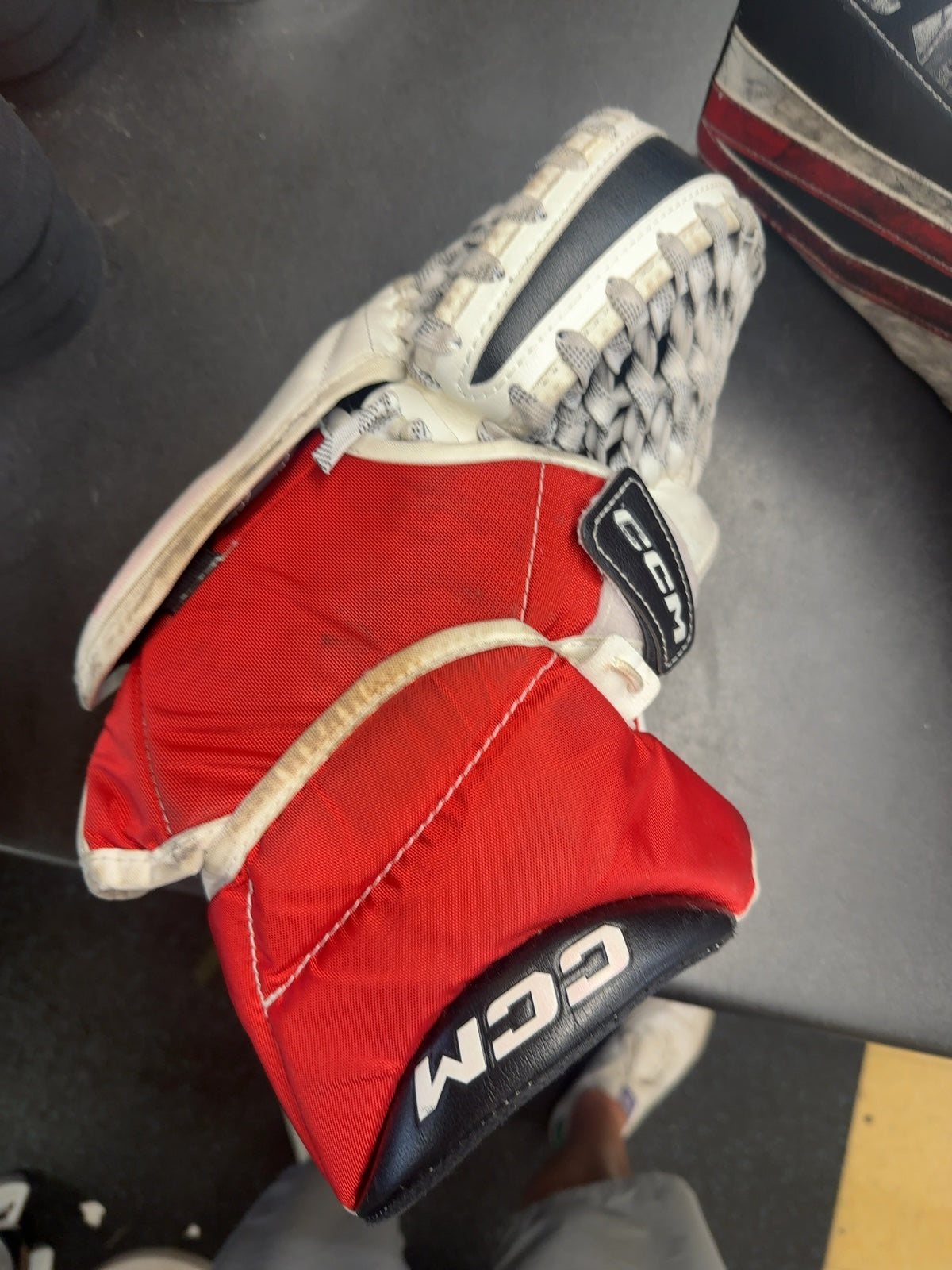 CCM EFlex 7.9 Intermediate Goalie Catcher & Blocker Set
