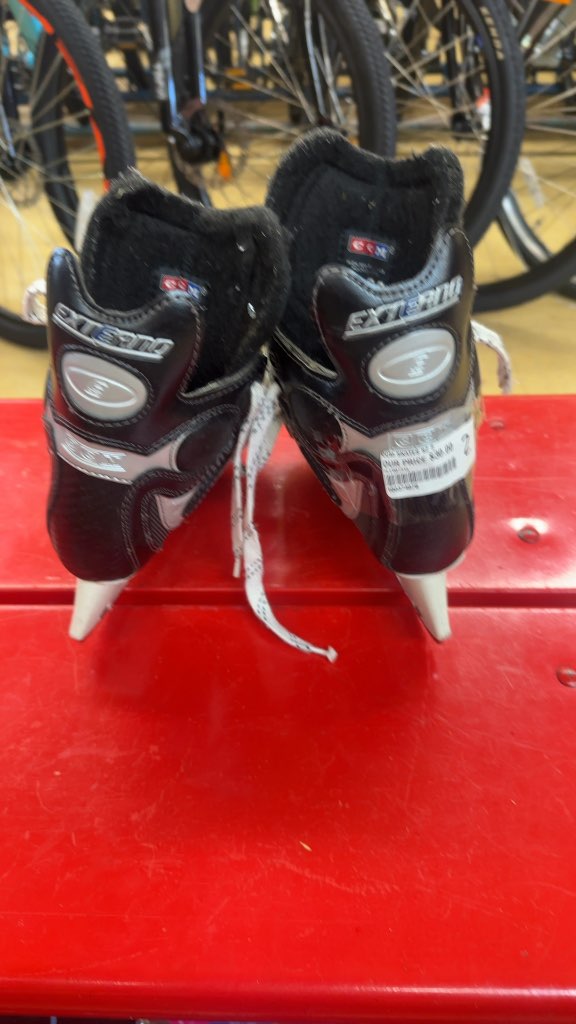 CCM Externo E02 Hockey Skates Used Size 2