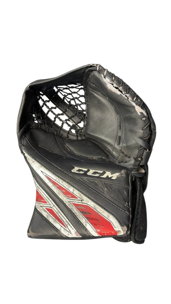 CCM Goalie Catcher Extreme Flex 4 Regular Used Black/Red
Ripped on the upper right hand of the glove but otherwise in good shape.