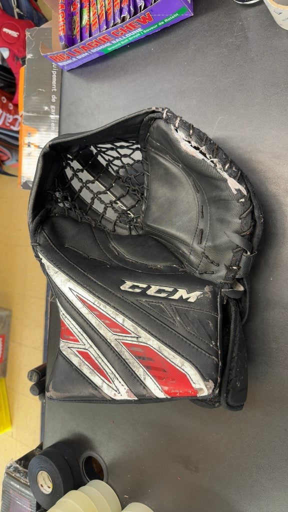 CCM Goalie Catcher Extreme Flex 4 Regular Used Black/Red
Ripped on the upper right hand of the glove but otherwise in good shape.