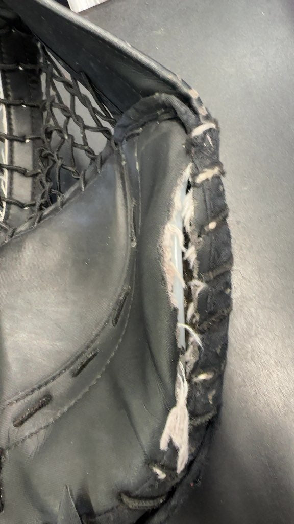 CCM Goalie Catcher Extreme Flex 4 Regular Used Black/Red
Ripped on the upper right hand of the glove but otherwise in good shape.