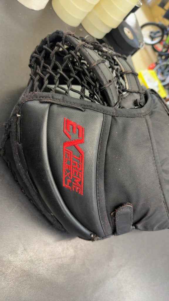 CCM Goalie Catcher Extreme Flex 4 Regular Used Black/Red
Ripped on the upper right hand of the glove but otherwise in good shape.