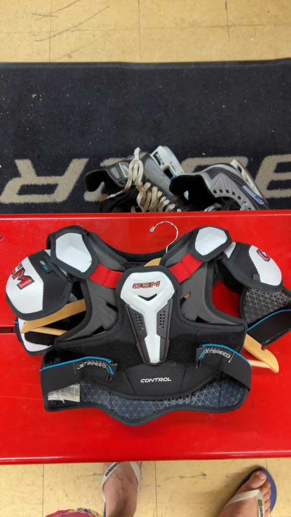 CCM Hockey Shoulder Pads JetSpeed Control Junior Medium Good Condition