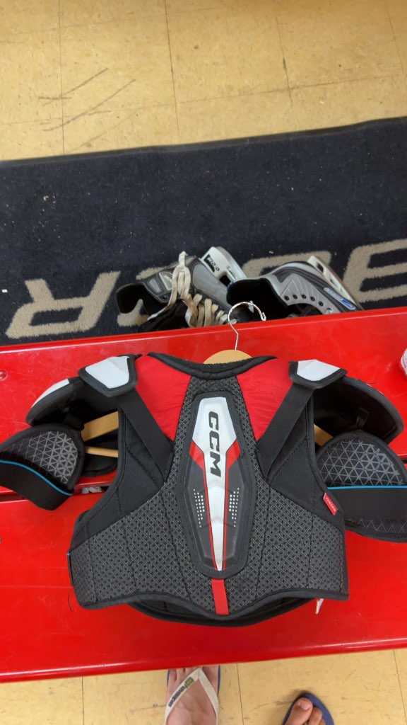 CCM Hockey Shoulder Pads JetSpeed Control Junior Medium Good Condition