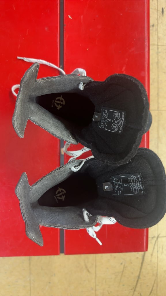 CCM Hockey Skates Vector 06 Used Size 4