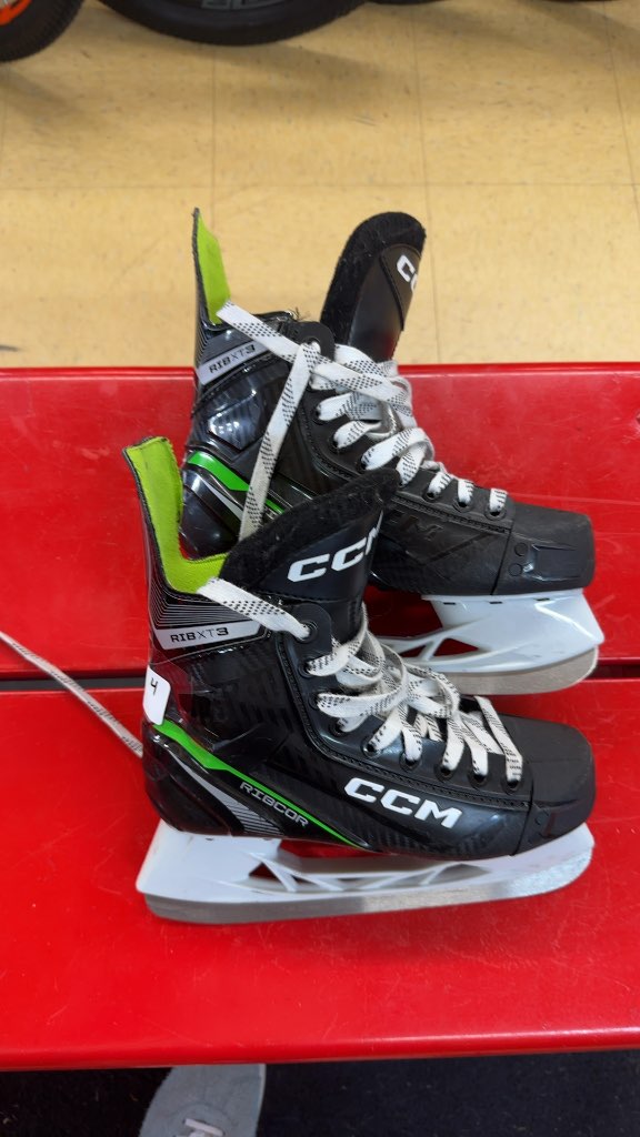 CCM Ice Hockey Skates Ribcor Rib XT3 Used Size 4