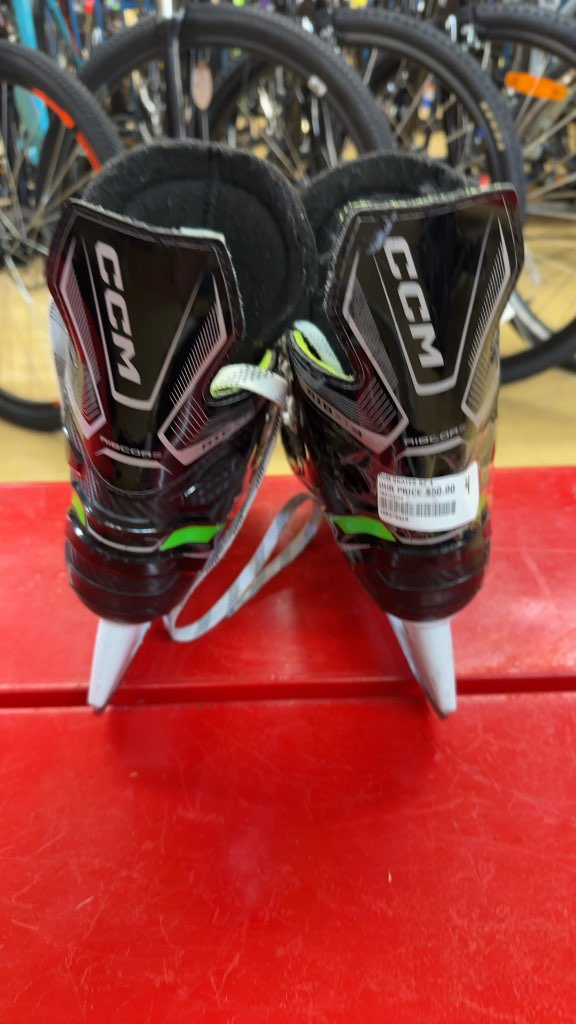 CCM Ice Hockey Skates Ribcor Rib XT3 Used Size 4