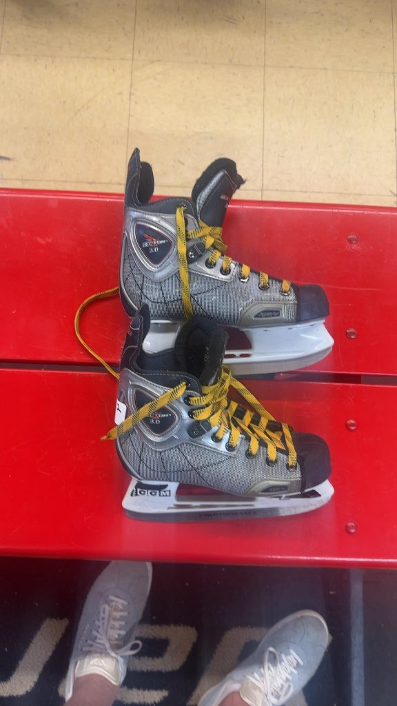 CCM Ice Hockey Skates Vector 3.0 Used Size 2