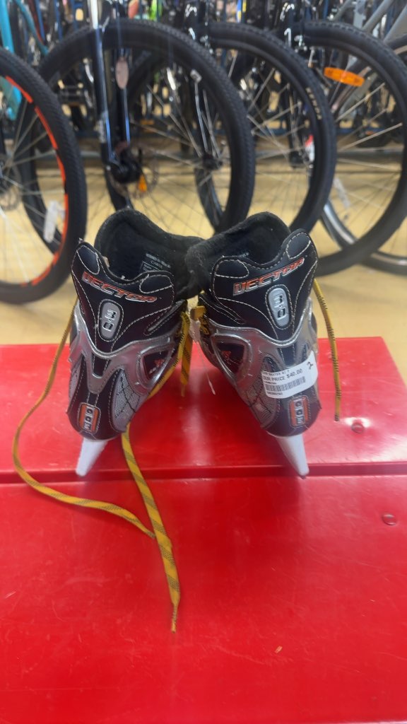CCM Ice Hockey Skates Vector 3.0 Used Size 2