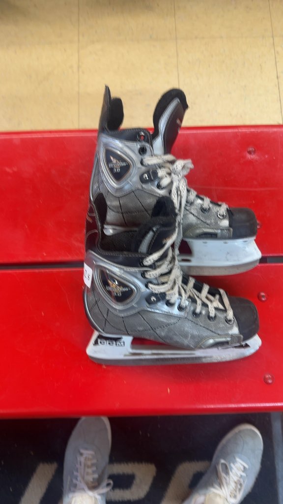 CCM Ice Hockey Skates Vector 3.0 Used Size 2.5