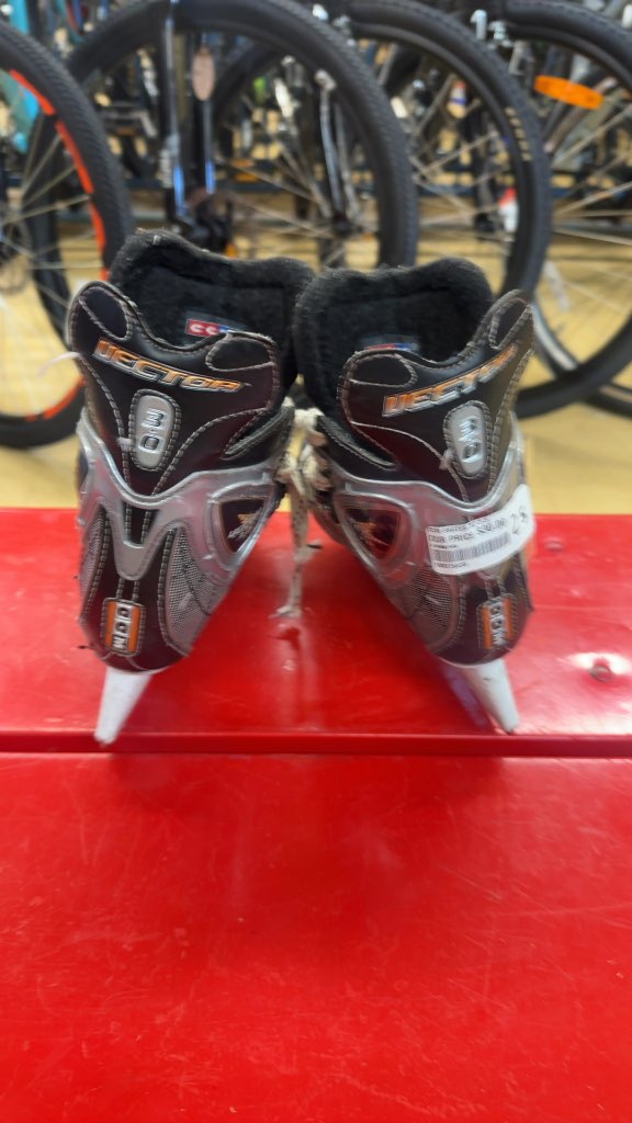 CCM Ice Hockey Skates Vector 3.0 Used Size 2.5