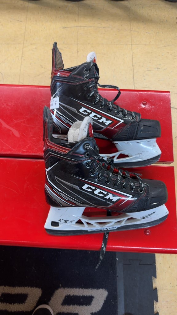 CCM JetSpeed Control Hockey Skates - Size 8 in very good shape