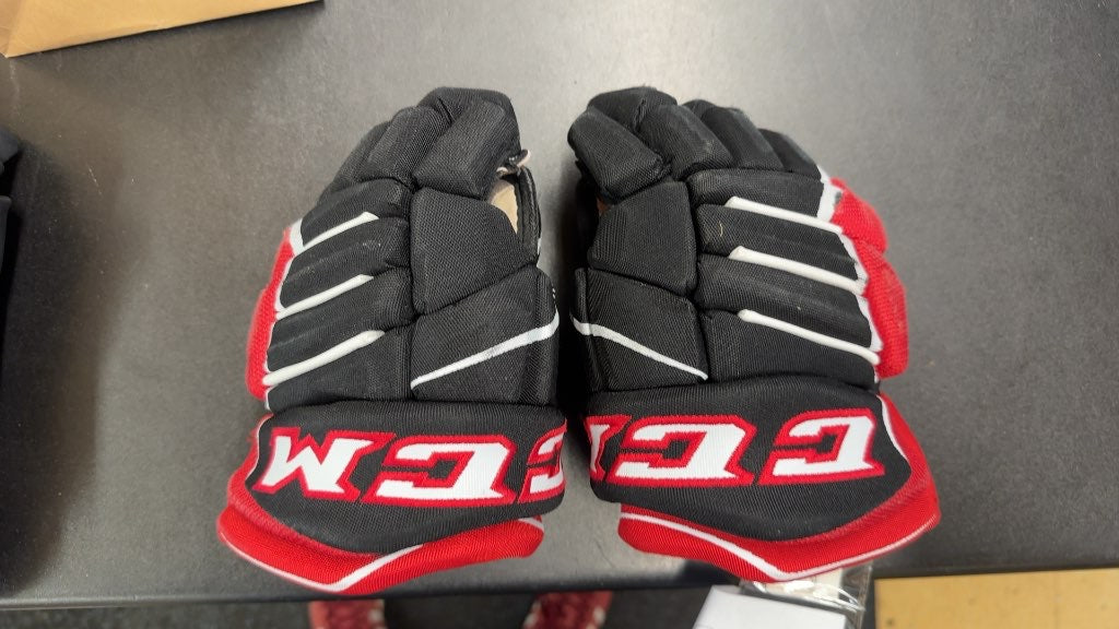CCM Jetspeed FT370 Hockey Gloves Red/Black Used
Small hole in one palm