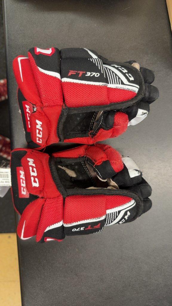 CCM Jetspeed FT370 Hockey Gloves Red/Black Used
Small hole in one palm