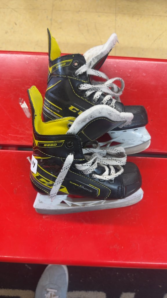 CCM Super Tacks 9350 Youth Hockey Skates Used Size 11